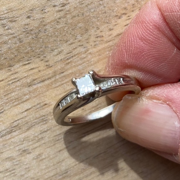 Diamond engagement ring w/papers. Wht gold - Picture 3 of 9